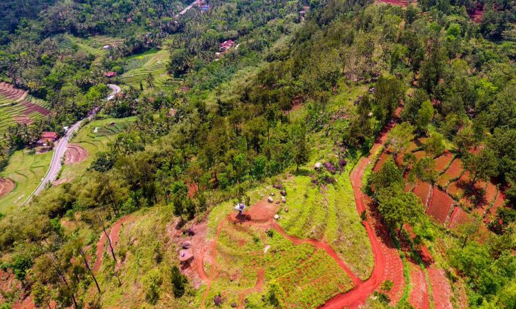 Bukit Watu Sodong via Twitter @sabalangitID, 1. Kawah Sikidang Dieng, 2. Kompleks Percandian Arjuna, 3. Taman Margasatwa Serulingmas, 4. D’Qiano Hot Spring Waterpark, 5. Museum Kailasa Dieng, 6. Arung Jeram Sungai Serayu, 7. Surya Yudha Park Banjarnegara, 8. Candi Bima, 9. Pemandian Air Panas Pingit, 10. Kawah Candradimuka, 11. Gunung Lanang, 12. Kawah Sileri Dieng, 13. Sumur Jalatunda Dieng, 14. Curug Pitu Banjarnegara, 15. Curug Mrawu, 16. Curug Sikopel, 17. Telaga Merdada Banjarnegara, 18. Telaga Dringo, 19. Waduk Mrica, 20. Candi Gatot Kaca, 21. Tampo Mas, 22. Curug Pletuk, 23. Serayu Park, 24. Kolam Renang Serulingmas, 25. Pesona Curug Muncar Banjarnegara, 26. Bukit Asmara Situk (Tutup Sementara), 27. Bukit Watu Sodong, 28. Bukit Icika, 29. Bukit Rumpit Bike Park, 30. Taman Kardjono, 31. BUARAN (Bukit Ares Pawinihan), 32. Curug Kuripan, 33. Pemandian air hangat segar asri, 34. Wisata Dawuhan, 35. Air Terjun Genting, 36. Bukit Skoter, 37. Curug Sinom Indah Kalibening, 38. Telaga Balai Kambang, 39. Wadas Tumpang Banjarnegara, 40. Anglir Mendung Banjarnegara, 41. Curug Pundung Sewu Banjarnegara, 1. Warung Makan Soto Krandegan, 2. Combro Kalipalet, 3. Bakso Ketupat Belakang Polres, 4. Saung Bu Mansyur