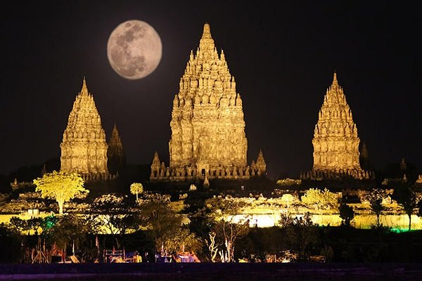 Candi Prambanan via mogleng-mogleng.blogspotcoid, Lokasi dan Rute Menuju Candi Prambanan, Sejarah Candi Prambanan, Daya Tarik Candi Prambanan, Penginapan di Sekitar Candi Prambanan, Harga Tiket Masuk Candi Prambanan, Tips Liburan ke Candi Prambanan