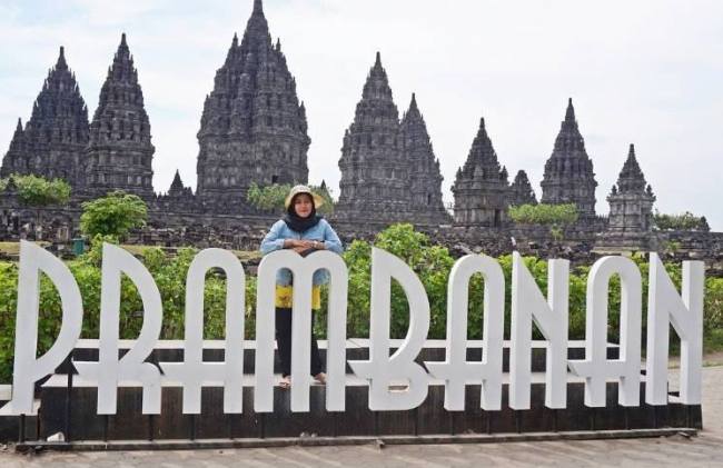 Candi Prambanan, 1. Tempat Wisata Sejarah Candi Prambanan Klaten, 2. Tempat Wisata Air Umbul Ponggok Klaten, 3. Obyek Wisata Mata Air Cokro Tulung Klaten, 4. River Boarding di Kali Pusur Klaten, 5. Obyek Wisata Air Umbul Jolotundo Klaten, 6. Obyek Wisata Air Lepen Kencana Klaten, 7. Objek Wisata Air Umbul Kapilaler Klaten, 8. Wahana Liburan Galuh Tirto Nirmolo Klaten, 9. Tempat Wisata Kuliner Warung Apung Rowo Jombor Klaten, 10. Tempat Wisata Sejarah Candi Merak Klaten, 11. Wisata Museum Gula Gondang Winangoen Klaten, 12. Wisata Budaya Perajin tanduk kerbau Keprabon Klaten, 13. Tempat Wisata Alam Puncak Clongop Klaten, 14. Tempat Wisata Sejarah Candi Lumbung Klaten, 15. Tempat Wisata Sejarah Candi Sewu Klaten, 16. Ziarah ke Makam Sunan Pandanaran Klaten, 17. Candi Plaosan, 18. Taman Lampion Klaten, 19. Deles Indah, 20. Pemandian Lumban Tirto, 21. Umbul Manten, 22. Candi Sojiwan, 23. Umbul Tirto Mulyono dan Tirto Mulyani, 24. Hutan Kota Gergunung, 25. Candi Bubrah, 26. Candi Gana, 27. Kebun Rambutan Desa Tulung, 28. Bukit Sidoguro, 29. Bukit Petung, 30. Taman 1000 Pelangi, 31. Gunung Watu Prahu, 32. Agrowisata Bonsai, 33. Taman Kamboja Klaten, 34. Umbul Nilo, 35. Umbul Gedaren, 36. Embung Tirto Mulyo, 37. Curug Indah Tegalrejo, 38. Sendang Gemuling, 39. Wisata Kali Talang, 40. Taman Bunga Kebon Asri, 41. Bukit Cinta Klaten