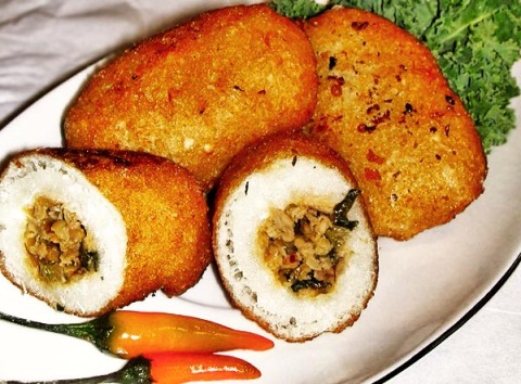 Combro Kalipalet via kmstourcom, 1. Nasi Liwet Khas Sunda, 2. Nasi Timbel Khas Sunda, 3. Nasi Tutug Oncom, 4. Karedok Khas Sunda, 5. Lotek Sunda, 6. Tumis Genjer Oncom dari Sunda, 7. Pepes Ikan Khas Sunda, 8. Bakakak Hayam, Makanan Khas Sunda yang Unik, 9. Soto Bandung, Salah Satu Makanan Khas Sunda, 10. Soto Mie, Makanan Khas Sunda yang Populer, 11. Mie Kocok, Sajian Kuliner Khas Bandung, 12. Sate Maranggi, Makanan Khas Sunda yang Mendunia, 13. Empal Gentong Khas Jawa Barat, 14. Kupat Tahu, Menu Sarapan Khas Sunda, 15. Geco, Makanan Khas Cianjur, 16. Surabi, Makanan Khas Tradisional Sunda, 17. Tahu Sumedang Khas Sunda, 18. Tahu Gejrot Khas Sunda, 19. Combro Khas Sunda, 20. Bapatong, Makanan Khas Sunda yang Nikmat, 21. Cungkring, Makanan Khas Sunda dari Bogor, 22. Peuyeum Khas Sunda, 23. Kadedemes, Khas Sunda Jawa Barat, 24. Laksa Bogor, Khas Sunda, 25. Batagor, 26. Gepuk, 27. Basreng, 28. Dodol Garut, 29. Kue Gemblong, 30. Kue Cucur, 31. Apem Putih