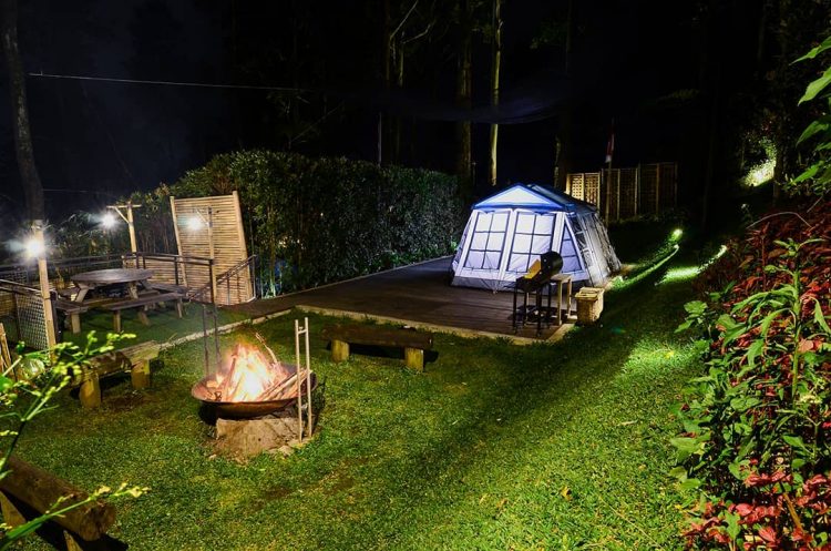 Eagle Camping Ground via IG @dusun_bambu, 1. Tangkuban Perahu, 2. Sendang Geulis Kahuripan Bandung, 3. Tebing Keraton, 4. Upside Down World Bandung, 5. The Lodge Maribaya Lembang, 6. Bandung Treetop (Tutup), 7. Kampung Gajah Wonderland (Tutup), 8. Wisata Situ Patenggang, 9. Dusun Bambu, 10. Curug Citambur