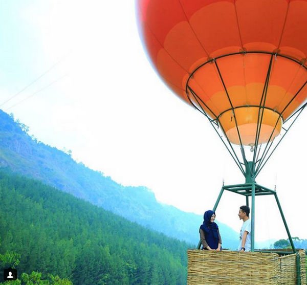 Hot Air Baloon via IG @unih_kr, Lokasi dan Rute Menuju Maribaya Resort, Wahana dan Fasilitas di Maribaya Resort, Wahana The Lodge Maribaya , Kuliner Lezat di Maribaya, Harga Tiket Masuk Maribaya Resort, Tips Liburan ke Maribaya Resort