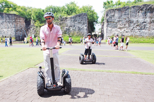Keliling Menggunakan Segway via Kelompokgwk.wordpresscom, Alamat dan Rute Menuju Lokasi GWK, Sejarah Garuda Wisnu Kencana, Daya Tarik GWK, Jadwal Event di GWK, Jam Operasional GWK, Harga Tiket Masuk GWK, Promo spesial VOUCHER Harga tiket masuk GWK, Tips Liburan ke GWK