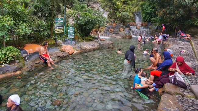 Kolam Rendam Leuwi Sari, Lokasi dan Rute Menuju Sari Ater, Sejarah Pemandian Sari Ater, Daya Tarik Wisata Pemandian Sari Ater, Harga Tiket Masuk Sari Ater, Penginapan di Sekitar Pemandian Sari Ater, Tempat Wisata di Sekitar Pemandian Sari Ater, Tips Liburan ke Pemandian Sari Ater
