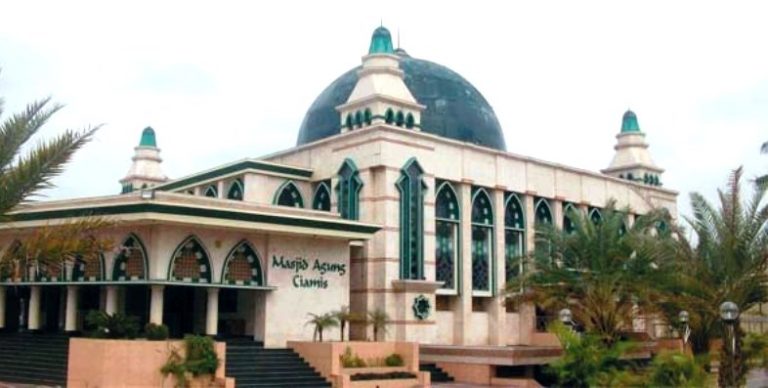 Masjid Agung Ciamis foto Net Ist, 1. Green Canyon, 2. Pantai Karang Nini, 3. Curug Tujuh Cibolang, 4. Wisata Sungai Citumang, 5. Ciung Wanara, 6. Mega Wisata Icakan, 7. Kampung Kuta Ciamis, 8. Masjid Agung Ciamis, 9. Situ Lengkong Panjalu, 10. Pantai Pangandaran