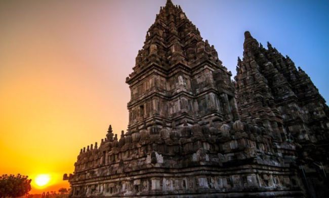 Menikmati Indahnya Sunset di Prambanan, Lokasi dan Rute Menuju Candi Prambanan, Sejarah Candi Prambanan, Daya Tarik Candi Prambanan, Penginapan di Sekitar Candi Prambanan, Harga Tiket Masuk Candi Prambanan, Tips Liburan ke Candi Prambanan