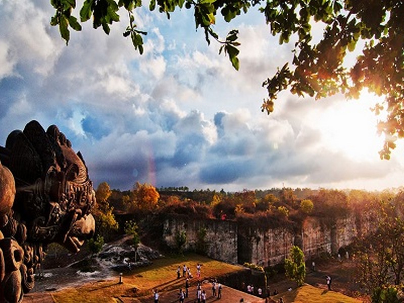 Menikmati Sunset di GWK, Profil Pulau Bali Menjadi Pulau Dewata, Pesona Pulau Bali yang Mendunia, Destinasi Wisata Pulau Bali yang Populer, Patung Garuda Wisnu Kencana Bali, Harga Tiket GWK, Lokasi Patung Garuda Wisnu Kencana, Rute Menuju Lokasi Patung GWK, Keistimewaan Patung Garuda Wisnu Kencana, Jadwal Event di GWK