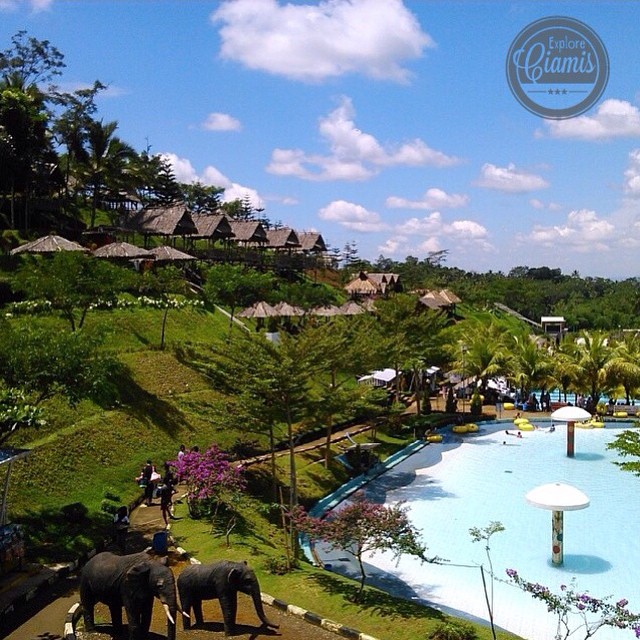 Mega Wisata Icakan via IG @eksploreciamis, 1. Green Canyon, 2. Pantai Karang Nini, 3. Curug Tujuh Cibolang, 4. Wisata Sungai Citumang, 5. Ciung Wanara, 6. Mega Wisata Icakan, 7. Kampung Kuta Ciamis, 8. Masjid Agung Ciamis, 9. Situ Lengkong Panjalu, 10. Pantai Pangandaran