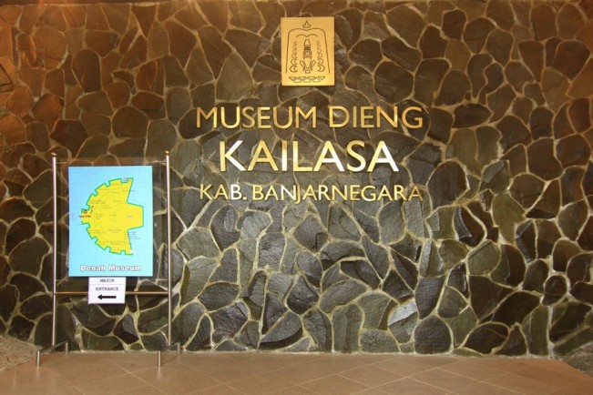 Museum Kaliasa Dieng via Indonesiakayacom, 1. Kawah Sikidang Dieng, 2. Kompleks Percandian Arjuna, 3. Taman Margasatwa Serulingmas, 4. D’Qiano Hot Spring Waterpark, 5. Museum Kailasa Dieng, 6. Arung Jeram Sungai Serayu, 7. Surya Yudha Park Banjarnegara, 8. Candi Bima, 9. Pemandian Air Panas Pingit, 10. Kawah Candradimuka, 11. Gunung Lanang, 12. Kawah Sileri Dieng, 13. Sumur Jalatunda Dieng, 14. Curug Pitu Banjarnegara, 15. Curug Mrawu, 16. Curug Sikopel, 17. Telaga Merdada Banjarnegara, 18. Telaga Dringo, 19. Waduk Mrica, 20. Candi Gatot Kaca, 21. Tampo Mas, 22. Curug Pletuk, 23. Serayu Park, 24. Kolam Renang Serulingmas, 25. Pesona Curug Muncar Banjarnegara, 26. Bukit Asmara Situk (Tutup Sementara), 27. Bukit Watu Sodong, 28. Bukit Icika, 29. Bukit Rumpit Bike Park, 30. Taman Kardjono, 31. BUARAN (Bukit Ares Pawinihan), 32. Curug Kuripan, 33. Pemandian air hangat segar asri, 34. Wisata Dawuhan, 35. Air Terjun Genting, 36. Bukit Skoter, 37. Curug Sinom Indah Kalibening, 38. Telaga Balai Kambang, 39. Wadas Tumpang Banjarnegara, 40. Anglir Mendung Banjarnegara, 41. Curug Pundung Sewu Banjarnegara, 1. Warung Makan Soto Krandegan, 2. Combro Kalipalet, 3. Bakso Ketupat Belakang Polres, 4. Saung Bu Mansyur