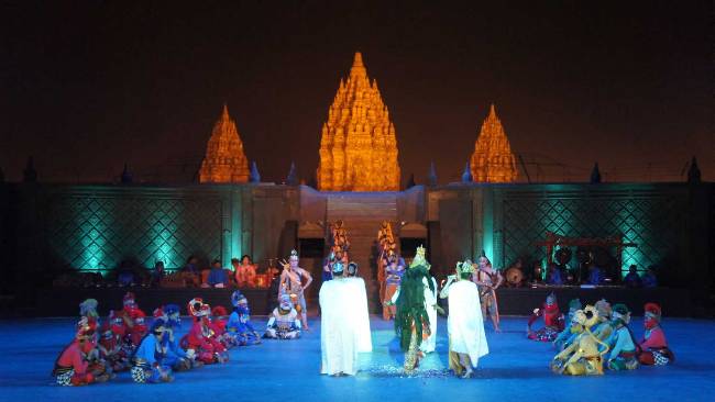 Pertunjukan Tari di Candi Prambanan via Traveling-kiancantik.blogspotcom, 1. Tempat Wisata Sejarah Candi Prambanan Klaten, 2. Tempat Wisata Air Umbul Ponggok Klaten, 3. Obyek Wisata Mata Air Cokro Tulung Klaten, 4. River Boarding di Kali Pusur Klaten, 5. Obyek Wisata Air Umbul Jolotundo Klaten, 6. Obyek Wisata Air Lepen Kencana Klaten, 7. Objek Wisata Air Umbul Kapilaler Klaten, 8. Wahana Liburan Galuh Tirto Nirmolo Klaten, 9. Tempat Wisata Kuliner Warung Apung Rowo Jombor Klaten, 10. Tempat Wisata Sejarah Candi Merak Klaten, 11. Wisata Museum Gula Gondang Winangoen Klaten, 12. Wisata Budaya Perajin tanduk kerbau Keprabon Klaten, 13. Tempat Wisata Alam Puncak Clongop Klaten, 14. Tempat Wisata Sejarah Candi Lumbung Klaten, 15. Tempat Wisata Sejarah Candi Sewu Klaten, 16. Ziarah ke Makam Sunan Pandanaran Klaten, 17. Candi Plaosan, 18. Taman Lampion Klaten, 19. Deles Indah, 20. Pemandian Lumban Tirto, 21. Umbul Manten, 22. Candi Sojiwan, 23. Umbul Tirto Mulyono dan Tirto Mulyani, 24. Hutan Kota Gergunung, 25. Candi Bubrah, 26. Candi Gana, 27. Kebun Rambutan Desa Tulung, 28. Bukit Sidoguro, 29. Bukit Petung, 30. Taman 1000 Pelangi, 31. Gunung Watu Prahu, 32. Agrowisata Bonsai, 33. Taman Kamboja Klaten, 34. Umbul Nilo, 35. Umbul Gedaren, 36. Embung Tirto Mulyo, 37. Curug Indah Tegalrejo, 38. Sendang Gemuling, 39. Wisata Kali Talang, 40. Taman Bunga Kebon Asri, 41. Bukit Cinta Klaten