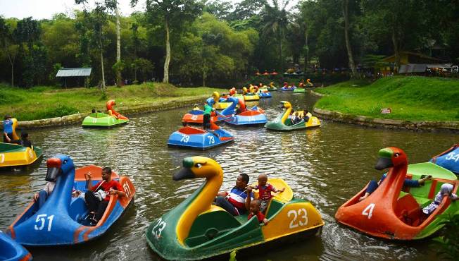 Perahu Angsa via Thetripcornercom, Alamat Kebun Binatang Ragunan, Mengenal Tentang Kebun Binatang, Sejarah Kebun Binatang Ragunan Jakarta, Koleksi Hewan di Kebun Binatang Ragunan, Fasilitas di Kebun Binatang Ragunan Jakarta, Tips Liburan ke Kebun Binatang Ragunan