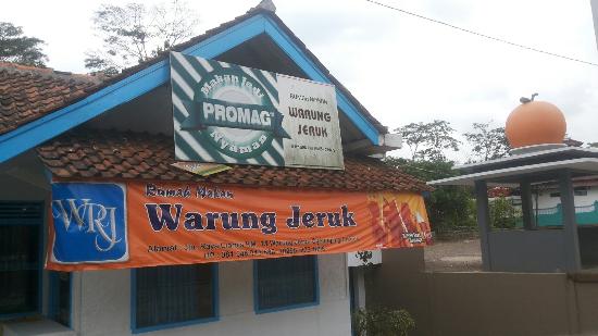 Rumah Makan Warung Jeruk via Tripadvisor, 1. Mega Wisata Icakan, 2. Kampung Adat Kuta, 3. Curug Tujuh Cibolang, 4. Situ Lengkong Panjalu, 5. Cagar Alam Pananjung, 6. Cukang Taneuh atau Green Canyon, 7. Pantai Pangandaran, 8. Ciung Wanara, 9. Jembatan Sasak Cirahong, 10. Masjid Agung Ciamis, 11. Pantai Karang Nini, 12. Pantai Batu Karas, 13. Lembah Putri, 14. Puncak Bangku Rancah, 15. Pantai Batu Hiu, 16. Astana Gede Kawali, 17. Wisata Batu Ngampar, 18. Rafting Sungai Citumang, 19. Alun-Alun Ciamis, 20. Taman Surawisesa Kawali, 21. Situs Gunung Susuru, 22. Taman Raflesia, 23. Sukahaji Waterboom, 24. Rumah Makan Warung Jeruk, 25. Rumah Makan Ampera Ciamis, 26. Wisata Sungai Citumang, 27. Arung Jeram di Sungai Citanduy