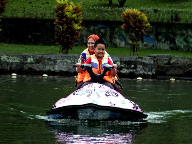 Skuter Air, Informasi Umum, Alamat dan Rute Menuju Kebun Binatang Gembira Loka, Fasilitas di Gembira Loka, Aktivitas Seru di Gembira Loka, Harga Tiket Masuk Gembira Loka, Tips Liburan ke Gembira Loka