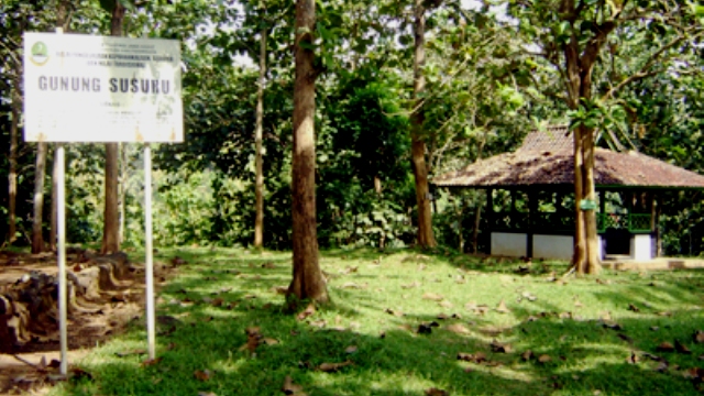 Situs Gunung Susuru via Harapanrakyakcom, 1. Mega Wisata Icakan, 2. Kampung Adat Kuta, 3. Curug Tujuh Cibolang, 4. Situ Lengkong Panjalu, 5. Cagar Alam Pananjung, 6. Cukang Taneuh atau Green Canyon, 7. Pantai Pangandaran, 8. Ciung Wanara, 9. Jembatan Sasak Cirahong, 10. Masjid Agung Ciamis, 11. Pantai Karang Nini, 12. Pantai Batu Karas, 13. Lembah Putri, 14. Puncak Bangku Rancah, 15. Pantai Batu Hiu, 16. Astana Gede Kawali, 17. Wisata Batu Ngampar, 18. Rafting Sungai Citumang, 19. Alun-Alun Ciamis, 20. Taman Surawisesa Kawali, 21. Situs Gunung Susuru, 22. Taman Raflesia, 23. Sukahaji Waterboom, 24. Rumah Makan Warung Jeruk, 25. Rumah Makan Ampera Ciamis, 26. Wisata Sungai Citumang, 27. Arung Jeram di Sungai Citanduy