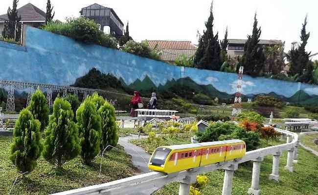 Taman Miniatur via Gravity Adventure