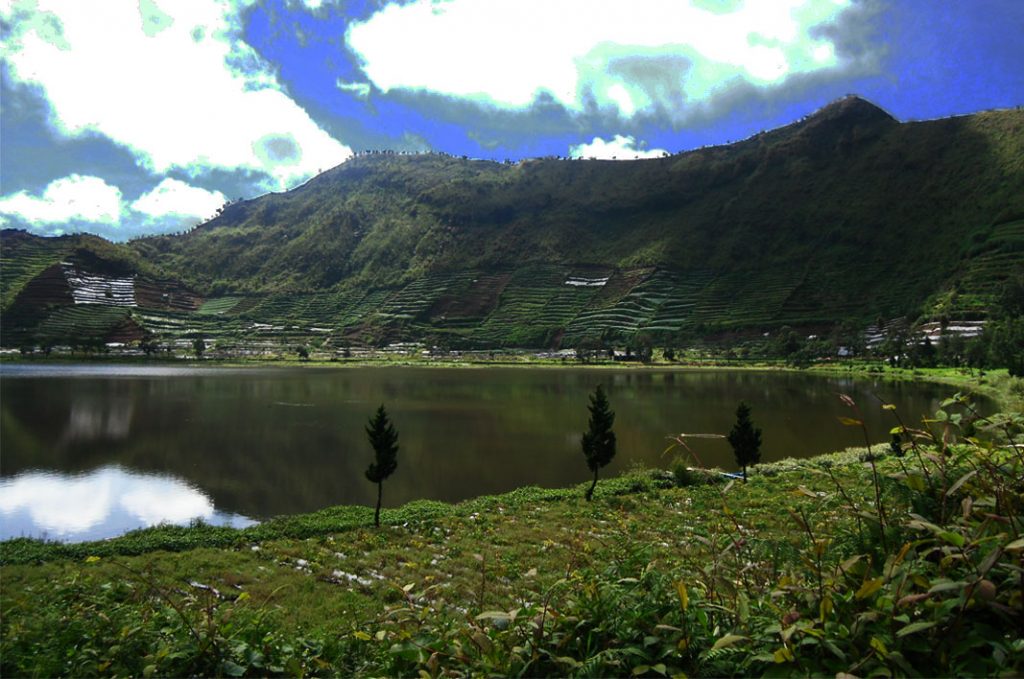 Telaga Merdada Banjarnegara via KMStourcom, 1. Kawah Sikidang Dieng, 2. Kompleks Percandian Arjuna, 3. Taman Margasatwa Serulingmas, 4. D’Qiano Hot Spring Waterpark, 5. Museum Kailasa Dieng, 6. Arung Jeram Sungai Serayu, 7. Surya Yudha Park Banjarnegara, 8. Candi Bima, 9. Pemandian Air Panas Pingit, 10. Kawah Candradimuka, 11. Gunung Lanang, 12. Kawah Sileri Dieng, 13. Sumur Jalatunda Dieng, 14. Curug Pitu Banjarnegara, 15. Curug Mrawu, 16. Curug Sikopel, 17. Telaga Merdada Banjarnegara, 18. Telaga Dringo, 19. Waduk Mrica, 20. Candi Gatot Kaca, 21. Tampo Mas, 22. Curug Pletuk, 23. Serayu Park, 24. Kolam Renang Serulingmas, 25. Pesona Curug Muncar Banjarnegara, 26. Bukit Asmara Situk (Tutup Sementara), 27. Bukit Watu Sodong, 28. Bukit Icika, 29. Bukit Rumpit Bike Park, 30. Taman Kardjono, 31. BUARAN (Bukit Ares Pawinihan), 32. Curug Kuripan, 33. Pemandian air hangat segar asri, 34. Wisata Dawuhan, 35. Air Terjun Genting, 36. Bukit Skoter, 37. Curug Sinom Indah Kalibening, 38. Telaga Balai Kambang, 39. Wadas Tumpang Banjarnegara, 40. Anglir Mendung Banjarnegara, 41. Curug Pundung Sewu Banjarnegara, 1. Warung Makan Soto Krandegan, 2. Combro Kalipalet, 3. Bakso Ketupat Belakang Polres, 4. Saung Bu Mansyur