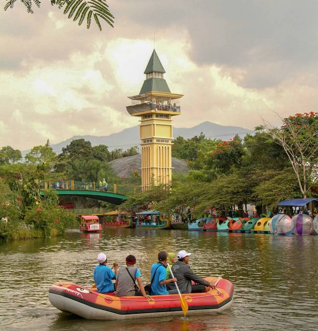 Wahana Permainan Air Taman Matahari, 1. Pura Parahyangan Jagatkarta, Bogor, 2. Taman Bunga Nusantara, 3. Curug Cilember, Bogor, 4. Danau Dora, Bogor, 5. Curug Hordeng, Bogor, 6. Pasar Ah Poong, Sentul Bogor, 7. Curug Cibaliung, Bogor, 8. Goa Agung Garunggang, 9. Rumah Pohon dan Jembatan Kayu Gantung Curug Ciherang Jonggol , 10. Little Venice Kota Bunga Puncak , 11. Penangkaran Rusa Giri Jaya Cariu , 12. The Jungle Water Adventure , 13. Curug Bidadari Sentul Paradise Park , 14. Taman Sakura Kebun Raya Cibodas , 15. Warso Farm, Bogor , 16. Rafting Sungai Cisadane , 17. Jungleland Adventure Theme Park , 18. Fly Indonesia Paragliding , 19. Gunung Pancar, Bogor , 20. Taman Safari Indonesia , 21. Taman Wisata Mekarsari, Bogor , 22. The High Land Park Resort (Mongolian Camp Bogor) , 23. Kampung Budaya Sindangbarang , 24. Taman Wisata Matahari di Bogor , 25. Bukit Alesano, Bogor , 26. Bika Bogor Talubi