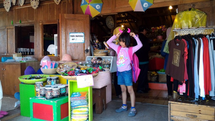 Wisata Belanja di Floating Market