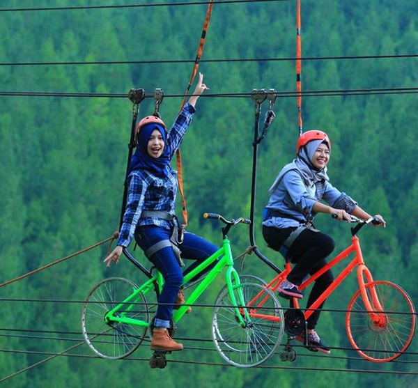Zip Bike via IG @multirizkika, Lokasi dan Rute Menuju Maribaya Resort, Wahana dan Fasilitas di Maribaya Resort, Wahana The Lodge Maribaya , Kuliner Lezat di Maribaya, Harga Tiket Masuk Maribaya Resort, Tips Liburan ke Maribaya Resort