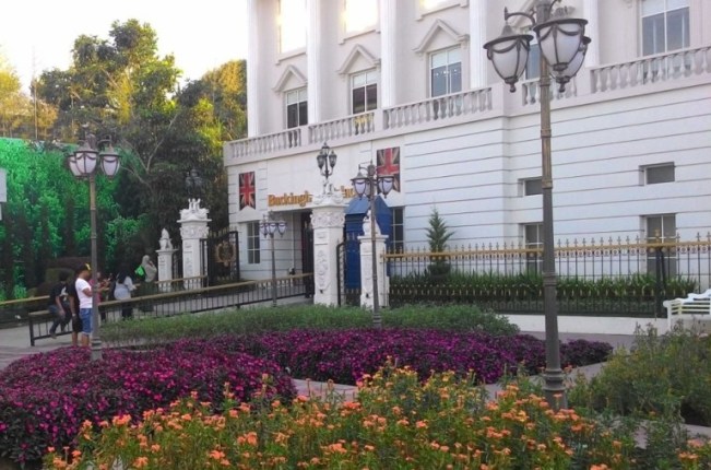 Zona Buckingham Palace via Aktualitacom, Lokasi Museum Angkut, Rute Menu Museum Angku, Daya Tarik dan Aktivitas di Museum Angkut, Harga Tiket Masuk Museum Angkut, Tips Liburan ke Museum Angkut, Syarat dan Ketentuan