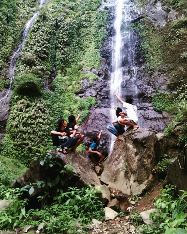 Air Terjun Coban Tretes via IG@bayudwipriagasta, 1. Air Terjun Sedudo , 2. Watu Lawang , 3. Taman Pandan Wilis , 4. WM Mini WaterPark Sawahan, 5. Bukit Surga, 6. Wisata Taman Cengkok Asri ( WTC Asri ), 7. Air Terjun Roro Kuning , 8. Candi Ngetos , 9. Taman Pintar Nganjuk, 10. Goa Margo Tresno , 11. Taman Wisata Manyung, 12. Taman Lembah Djati, 13. Air Terjun Singokromo, 14. Waduk Perning , 15. Bukit Salju Ngetos, 16. Waduk Putukrejo , 17. Wisata Sumbermiri Nganjuk, 18. Sendang Putri Wilis , 19. Wisata Bukit Batu Songgong , 20. Monumen Dr. Soetomo, 21. Museum Anjuk Ladang , 22. Taman Rekreasi Anjuk Ladang , 23. Pura Kerta Bhuwana Giri Wilis , 24. Agrowisata ONOKABE, 25. Monumen Jenderal Soedirman , 26. Embung Estumulyo, 27. Air Terjun Watu Lumbung, 28. Agro Wisata Ganter , 29. Klenteng Hok Yoe Kiong , 30. Masjid Yoni Al – Mubarok, 31. Makam Kanjeng Jimat , 27. Air Terjun Tirto Panji ????, 32. Air Terjun Watu Leter, 33. Monumen Gerilya Jenderal Sudirman , 34. Bukit Goa Dali , 35. Watu Gandul , 36. Candi Lor , 37. Goa Dan Grojogan Putri Ayu , 38. Air Terjun Pring Jowo , 39. Waduk Oro-oro Ombo, 40. Air Terjun Gedangan , 41. Air Terjun Sri Gunting , 42. Air Terjun Sumber Manik , 43. Air Terjun Ngebleng , 44. Air Terjun Sumberanjlok, 45. Air Terjun Coban Tretes 