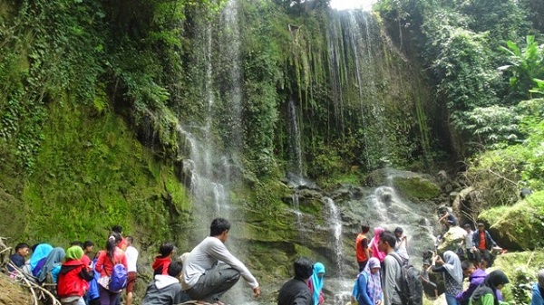 Air Terjun Pasucen via rembanginfo, 1. Pantai Karang Jahe, 2. Pantai Caruban, 3. Jembatan Merah Hutan Mangrove, 4. Dampo Awang Beach (Taman Rekreasi Pantai Kartini), 5. Alun – Alun Rembang, 6. Watu Congol Lasem, 7. Tiongkok Kecil Heritage Lasem, 8. Gunung Lasem, 9. Air Terjun Pasucen, 10. Watu Layar, 11. Pantai Nyamplung Indah, 12. Waduk Panohan, 13. Wisata Gunung Kajar, 14. Waduk Lodan (Embung Lodan), 15. Pantai Pasir Putih Wates, 16. Pantai Binangun, 17. Pantai Jati Sari, 18. Air Terjun Kali Mancur, 19. Air Terjun Kedung Grenjeng, 20. Gunung Argopuro Lasem, 21. Museum RA Kartini, 22. Wana Wisata Kartini Mantingan, 23. Klenteng Cu An Kiong Lasem, 24. Masjid Jami’ Lasem, 25. Wana Wisata Sumber Semen, 26. Lawang Ombo, 27. Vihara Ratanavana Arama, 28. Petilasan Sunan Bonang, 29. Taman Indah Pantai Balongan, 30. Masjid Agung Alun – Alun Rembang, 31. Situs Perahu Kuno Punjulharjo, 32. Pulau Gede Rembang, 33. Pulau Karang Gosong, 34. Rumah Pohon Igir Wringin, 35. Bukit Pencu Blora, 36. Juwana Water Fantasy