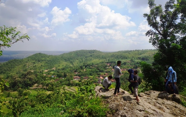 Bukit Janjang Blora via Inet, 1. Goa Terawang, 2. Goa Sentono, 3. Museum Mahameru, 4. Replika Fosil Gajah Purba Blora, 5. Keraton Jipang, 6. Monumen Arjuna Wiwaha Cepu, 7. Taman Mustika, 8. Gua Maria Sendang Harjo, 9. Purwo Suci, 10. Grojogan Bengawan Solo, 11. Wisata Relief Jembatan Merah, 12. Gunung Puteh Guo Telo, 13. KDR Park Kundungan, 14. Embung Plered, 15. Gunung Cengklik, 16. Waduk Tempuran, 17. Kampoeng Bluron, 18. Taman Seribu Lampu Cepu, 19. Trainz Loco Tour, 20. Wana Wisata Kedung Pupur, 21. Wisata Cemoro 7, 22. Gubug Payung, 23. Gunung Manggir Blora, 24. Air Terjun Kedung Mansur, 25. Oro – Oro Kesongo, 26. Kilometer 0 Cepu, 27. Bukit Kemuning Blora, 28. Kedung Londo, 29. Alun – Alun Blora, 30. Wisata Keluarga Pemandian Sayuran, 31. Kampung Gojekan, 32. Wanawisata Wanirupo, 33. Waduk Bentolo, 34. Waduk Greneng, 35. Taman Sarbini Water Splash Blora, 36. Bukit Janjang Blora, 37. Monumen Hutan Jati Alam Blora, 38. Agrowisata Temanjang, 39. Taman Budaya dan Seni Tirtonadi, 40. Gunung Pencu, 41. Embung Keruk, 42. Tugu Pancasila Blora