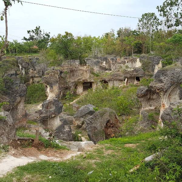 Bukit Kapur Kombang via IG @linda_megawati89, 1. Gili Iyang, 2. Gili Labak, 3. Gili Genting, 4. Pulau Sapeken, 5. Pantai Lombang, 6. Pantai Ambuten, 7. Bukit Tinggi Daramista, 8. Bukit Kapur Kombang, 9. Pantai Slopeng, 10. Kepulauan Masalembu, 11. Pantai Sembilan, 12. Pulau Mamburit, 13. Taman Adipura Kota Sumenep, 14. Masjid Agung Sumenep, 15. Museum Keraton Sumenep, 16. Pantai Badur, 17. Air Terjun Durbugan, 18. Padang Lamun, Menyaksikan Pemandangan Unik dari Pulau Sapudi, 19. Pantai Ropet