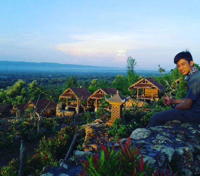 Bukit Tinggi Daramista via IG @yussuf_al_maizar, 1. Gili Iyang, 2. Gili Labak, 3. Gili Genting, 4. Pulau Sapeken, 5. Pantai Lombang, 6. Pantai Ambuten, 7. Bukit Tinggi Daramista, 8. Bukit Kapur Kombang, 9. Pantai Slopeng, 10. Kepulauan Masalembu, 11. Pantai Sembilan, 12. Pulau Mamburit, 13. Taman Adipura Kota Sumenep, 14. Masjid Agung Sumenep, 15. Museum Keraton Sumenep, 16. Pantai Badur, 17. Air Terjun Durbugan, 18. Padang Lamun, Menyaksikan Pemandangan Unik dari Pulau Sapudi, 19. Pantai Ropet