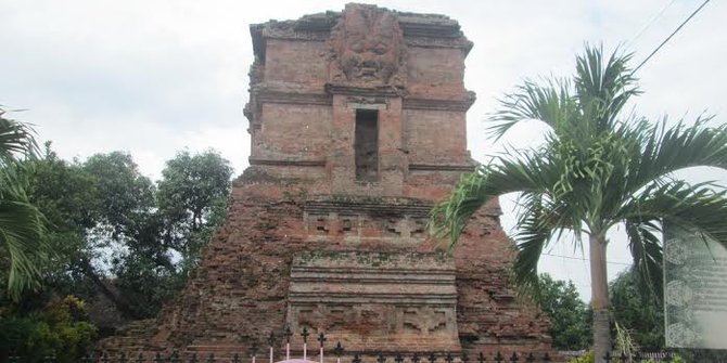Candi Ngetos via Merdekocom, 1. Air Terjun Sedudo , 2. Watu Lawang , 3. Taman Pandan Wilis , 4. WM Mini WaterPark Sawahan, 5. Bukit Surga, 6. Wisata Taman Cengkok Asri ( WTC Asri ), 7. Air Terjun Roro Kuning , 8. Candi Ngetos , 9. Taman Pintar Nganjuk, 10. Goa Margo Tresno , 11. Taman Wisata Manyung, 12. Taman Lembah Djati, 13. Air Terjun Singokromo, 14. Waduk Perning , 15. Bukit Salju Ngetos, 16. Waduk Putukrejo , 17. Wisata Sumbermiri Nganjuk, 18. Sendang Putri Wilis , 19. Wisata Bukit Batu Songgong , 20. Monumen Dr. Soetomo, 21. Museum Anjuk Ladang , 22. Taman Rekreasi Anjuk Ladang , 23. Pura Kerta Bhuwana Giri Wilis , 24. Agrowisata ONOKABE, 25. Monumen Jenderal Soedirman , 26. Embung Estumulyo, 27. Air Terjun Watu Lumbung, 28. Agro Wisata Ganter , 29. Klenteng Hok Yoe Kiong , 30. Masjid Yoni Al – Mubarok, 31. Makam Kanjeng Jimat , 27. Air Terjun Tirto Panji ????, 32. Air Terjun Watu Leter, 33. Monumen Gerilya Jenderal Sudirman , 34. Bukit Goa Dali , 35. Watu Gandul , 36. Candi Lor , 37. Goa Dan Grojogan Putri Ayu , 38. Air Terjun Pring Jowo , 39. Waduk Oro-oro Ombo, 40. Air Terjun Gedangan , 41. Air Terjun Sri Gunting , 42. Air Terjun Sumber Manik , 43. Air Terjun Ngebleng , 44. Air Terjun Sumberanjlok, 45. Air Terjun Coban Tretes 