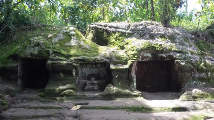 Goa Sentono via Tribunnewscom, 1. Goa Terawang, 2. Goa Sentono, 3. Museum Mahameru, 4. Replika Fosil Gajah Purba Blora, 5. Keraton Jipang, 6. Monumen Arjuna Wiwaha Cepu, 7. Taman Mustika, 8. Gua Maria Sendang Harjo, 9. Purwo Suci, 10. Grojogan Bengawan Solo, 11. Wisata Relief Jembatan Merah, 12. Gunung Puteh Guo Telo, 13. KDR Park Kundungan, 14. Embung Plered, 15. Gunung Cengklik, 16. Waduk Tempuran, 17. Kampoeng Bluron, 18. Taman Seribu Lampu Cepu, 19. Trainz Loco Tour, 20. Wana Wisata Kedung Pupur, 21. Wisata Cemoro 7, 22. Gubug Payung, 23. Gunung Manggir Blora, 24. Air Terjun Kedung Mansur, 25. Oro – Oro Kesongo, 26. Kilometer 0 Cepu, 27. Bukit Kemuning Blora, 28. Kedung Londo, 29. Alun – Alun Blora, 30. Wisata Keluarga Pemandian Sayuran, 31. Kampung Gojekan, 32. Wanawisata Wanirupo, 33. Waduk Bentolo, 34. Waduk Greneng, 35. Taman Sarbini Water Splash Blora, 36. Bukit Janjang Blora, 37. Monumen Hutan Jati Alam Blora, 38. Agrowisata Temanjang, 39. Taman Budaya dan Seni Tirtonadi, 40. Gunung Pencu, 41. Embung Keruk, 42. Tugu Pancasila Blora