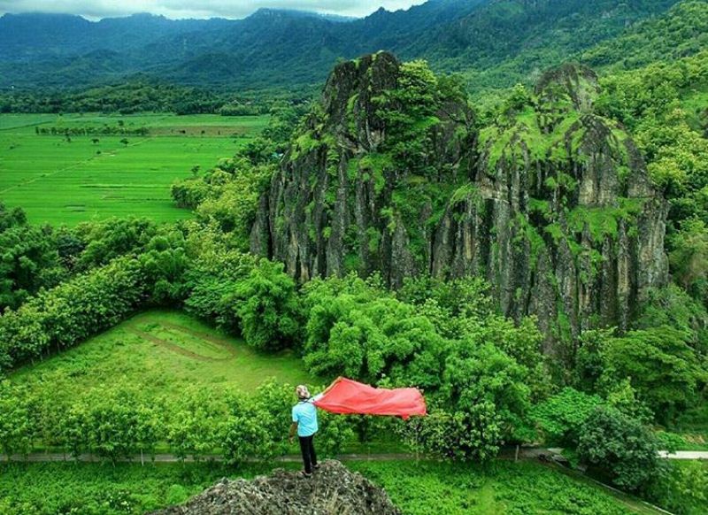 Gunung Sepikul via IG @gretha0z, 1. Dunia Air Pandawa , 2. Gunung Sepikul , 3. Royal Water Adventure , 4. Alun – Alun Satya Negara Sukoharjo , 5. Kolam Renang Kora Kora, 6. Waduk Mulur , 7. Umbul Pecinan Batu Seribu , 8. Wisata Alam Batu Seribu, 9. Telaga Claket , 10. Taman Pakujoyo, 11. Gunung Pegat, 12. Taman Wijaya Kusuma, 13. Embung Pengantin, 14. Kidoland, 15. Curug Krajan  , 16. Spot Keren Dam Colo , 17. Telaga Biru Semin Nan Indah , 18. Gunung Taruwongso, 19. Petilasan Kraton Pajang , 20. WE LAND SUNRISE VIEW n GEOPARK, 21. Sendang Semurup, 22. Wisata Pleret, 23. Pura Sahasra Adhi Pura , 24. Pemandian Air Hangat Langenharjo 