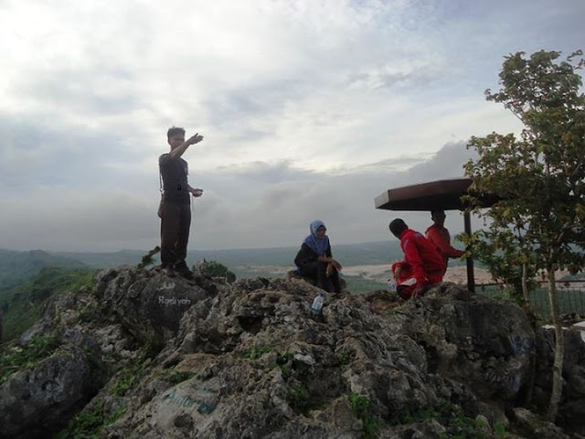 Gunung Pencu via Inet, 1. Pantai Karang Jahe, 2. Pantai Caruban, 3. Jembatan Merah Hutan Mangrove, 4. Dampo Awang Beach (Taman Rekreasi Pantai Kartini), 5. Alun – Alun Rembang, 6. Watu Congol Lasem, 7. Tiongkok Kecil Heritage Lasem, 8. Gunung Lasem, 9. Air Terjun Pasucen, 10. Watu Layar, 11. Pantai Nyamplung Indah, 12. Waduk Panohan, 13. Wisata Gunung Kajar, 14. Waduk Lodan (Embung Lodan), 15. Pantai Pasir Putih Wates, 16. Pantai Binangun, 17. Pantai Jati Sari, 18. Air Terjun Kali Mancur, 19. Air Terjun Kedung Grenjeng, 20. Gunung Argopuro Lasem, 21. Museum RA Kartini, 22. Wana Wisata Kartini Mantingan, 23. Klenteng Cu An Kiong Lasem, 24. Masjid Jami’ Lasem, 25. Wana Wisata Sumber Semen, 26. Lawang Ombo, 27. Vihara Ratanavana Arama, 28. Petilasan Sunan Bonang, 29. Taman Indah Pantai Balongan, 30. Masjid Agung Alun – Alun Rembang, 31. Situs Perahu Kuno Punjulharjo, 32. Pulau Gede Rembang, 33. Pulau Karang Gosong, 34. Rumah Pohon Igir Wringin, 35. Bukit Pencu Blora, 36. Juwana Water Fantasy