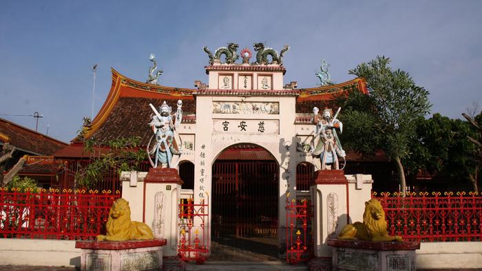 Klenteng Cu An Kiong Lasem via Tribunnews, 1. Pantai Karang Jahe, 2. Pantai Caruban, 3. Jembatan Merah Hutan Mangrove, 4. Dampo Awang Beach (Taman Rekreasi Pantai Kartini), 5. Alun – Alun Rembang, 6. Watu Congol Lasem, 7. Tiongkok Kecil Heritage Lasem, 8. Gunung Lasem, 9. Air Terjun Pasucen, 10. Watu Layar, 11. Pantai Nyamplung Indah, 12. Waduk Panohan, 13. Wisata Gunung Kajar, 14. Waduk Lodan (Embung Lodan), 15. Pantai Pasir Putih Wates, 16. Pantai Binangun, 17. Pantai Jati Sari, 18. Air Terjun Kali Mancur, 19. Air Terjun Kedung Grenjeng, 20. Gunung Argopuro Lasem, 21. Museum RA Kartini, 22. Wana Wisata Kartini Mantingan, 23. Klenteng Cu An Kiong Lasem, 24. Masjid Jami’ Lasem, 25. Wana Wisata Sumber Semen, 26. Lawang Ombo, 27. Vihara Ratanavana Arama, 28. Petilasan Sunan Bonang, 29. Taman Indah Pantai Balongan, 30. Masjid Agung Alun – Alun Rembang, 31. Situs Perahu Kuno Punjulharjo, 32. Pulau Gede Rembang, 33. Pulau Karang Gosong, 34. Rumah Pohon Igir Wringin, 35. Bukit Pencu Blora, 36. Juwana Water Fantasy