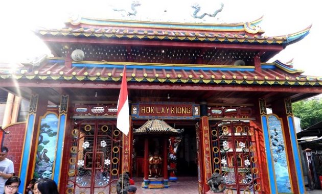 Klenteng Hok Yoe Kiong via Jagadtalirasa-blogspot-com, 1. Air Terjun Sedudo , 2. Watu Lawang , 3. Taman Pandan Wilis , 4. WM Mini WaterPark Sawahan, 5. Bukit Surga, 6. Wisata Taman Cengkok Asri ( WTC Asri ), 7. Air Terjun Roro Kuning , 8. Candi Ngetos , 9. Taman Pintar Nganjuk, 10. Goa Margo Tresno , 11. Taman Wisata Manyung, 12. Taman Lembah Djati, 13. Air Terjun Singokromo, 14. Waduk Perning , 15. Bukit Salju Ngetos, 16. Waduk Putukrejo , 17. Wisata Sumbermiri Nganjuk, 18. Sendang Putri Wilis , 19. Wisata Bukit Batu Songgong , 20. Monumen Dr. Soetomo, 21. Museum Anjuk Ladang , 22. Taman Rekreasi Anjuk Ladang , 23. Pura Kerta Bhuwana Giri Wilis , 24. Agrowisata ONOKABE, 25. Monumen Jenderal Soedirman , 26. Embung Estumulyo, 27. Air Terjun Watu Lumbung, 28. Agro Wisata Ganter , 29. Klenteng Hok Yoe Kiong , 30. Masjid Yoni Al – Mubarok, 31. Makam Kanjeng Jimat , 27. Air Terjun Tirto Panji ????, 32. Air Terjun Watu Leter, 33. Monumen Gerilya Jenderal Sudirman , 34. Bukit Goa Dali , 35. Watu Gandul , 36. Candi Lor , 37. Goa Dan Grojogan Putri Ayu , 38. Air Terjun Pring Jowo , 39. Waduk Oro-oro Ombo, 40. Air Terjun Gedangan , 41. Air Terjun Sri Gunting , 42. Air Terjun Sumber Manik , 43. Air Terjun Ngebleng , 44. Air Terjun Sumberanjlok, 45. Air Terjun Coban Tretes 