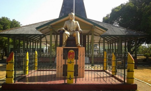 Monumen Dr. Soetomo via nganjukshop-com, 1. Air Terjun Sedudo , 2. Watu Lawang , 3. Taman Pandan Wilis , 4. WM Mini WaterPark Sawahan, 5. Bukit Surga, 6. Wisata Taman Cengkok Asri ( WTC Asri ), 7. Air Terjun Roro Kuning , 8. Candi Ngetos , 9. Taman Pintar Nganjuk, 10. Goa Margo Tresno , 11. Taman Wisata Manyung, 12. Taman Lembah Djati, 13. Air Terjun Singokromo, 14. Waduk Perning , 15. Bukit Salju Ngetos, 16. Waduk Putukrejo , 17. Wisata Sumbermiri Nganjuk, 18. Sendang Putri Wilis , 19. Wisata Bukit Batu Songgong , 20. Monumen Dr. Soetomo, 21. Museum Anjuk Ladang , 22. Taman Rekreasi Anjuk Ladang , 23. Pura Kerta Bhuwana Giri Wilis , 24. Agrowisata ONOKABE, 25. Monumen Jenderal Soedirman , 26. Embung Estumulyo, 27. Air Terjun Watu Lumbung, 28. Agro Wisata Ganter , 29. Klenteng Hok Yoe Kiong , 30. Masjid Yoni Al – Mubarok, 31. Makam Kanjeng Jimat , 27. Air Terjun Tirto Panji ????, 32. Air Terjun Watu Leter, 33. Monumen Gerilya Jenderal Sudirman , 34. Bukit Goa Dali , 35. Watu Gandul , 36. Candi Lor , 37. Goa Dan Grojogan Putri Ayu , 38. Air Terjun Pring Jowo , 39. Waduk Oro-oro Ombo, 40. Air Terjun Gedangan , 41. Air Terjun Sri Gunting , 42. Air Terjun Sumber Manik , 43. Air Terjun Ngebleng , 44. Air Terjun Sumberanjlok, 45. Air Terjun Coban Tretes 
