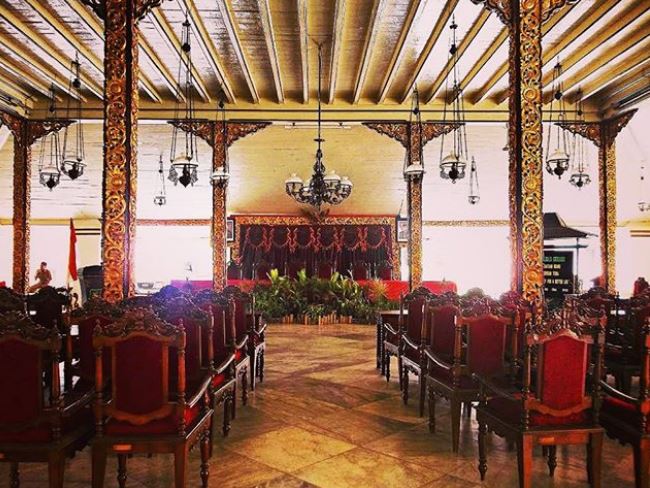 Museum Keraton Sumenep via IG @wecaresumenep, 1. Gili Iyang, 2. Gili Labak, 3. Gili Genting, 4. Pulau Sapeken, 5. Pantai Lombang, 6. Pantai Ambuten, 7. Bukit Tinggi Daramista, 8. Bukit Kapur Kombang, 9. Pantai Slopeng, 10. Kepulauan Masalembu, 11. Pantai Sembilan, 12. Pulau Mamburit, 13. Taman Adipura Kota Sumenep, 14. Masjid Agung Sumenep, 15. Museum Keraton Sumenep, 16. Pantai Badur, 17. Air Terjun Durbugan, 18. Padang Lamun, Menyaksikan Pemandangan Unik dari Pulau Sapudi, 19. Pantai Ropet