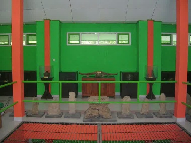 Museum Mahameru via Bocahbloramustika.blogspotcom, 1. Goa Terawang, 2. Goa Sentono, 3. Museum Mahameru, 4. Replika Fosil Gajah Purba Blora, 5. Keraton Jipang, 6. Monumen Arjuna Wiwaha Cepu, 7. Taman Mustika, 8. Gua Maria Sendang Harjo, 9. Purwo Suci, 10. Grojogan Bengawan Solo, 11. Wisata Relief Jembatan Merah, 12. Gunung Puteh Guo Telo, 13. KDR Park Kundungan, 14. Embung Plered, 15. Gunung Cengklik, 16. Waduk Tempuran, 17. Kampoeng Bluron, 18. Taman Seribu Lampu Cepu, 19. Trainz Loco Tour, 20. Wana Wisata Kedung Pupur, 21. Wisata Cemoro 7, 22. Gubug Payung, 23. Gunung Manggir Blora, 24. Air Terjun Kedung Mansur, 25. Oro – Oro Kesongo, 26. Kilometer 0 Cepu, 27. Bukit Kemuning Blora, 28. Kedung Londo, 29. Alun – Alun Blora, 30. Wisata Keluarga Pemandian Sayuran, 31. Kampung Gojekan, 32. Wanawisata Wanirupo, 33. Waduk Bentolo, 34. Waduk Greneng, 35. Taman Sarbini Water Splash Blora, 36. Bukit Janjang Blora, 37. Monumen Hutan Jati Alam Blora, 38. Agrowisata Temanjang, 39. Taman Budaya dan Seni Tirtonadi, 40. Gunung Pencu, 41. Embung Keruk, 42. Tugu Pancasila Blora