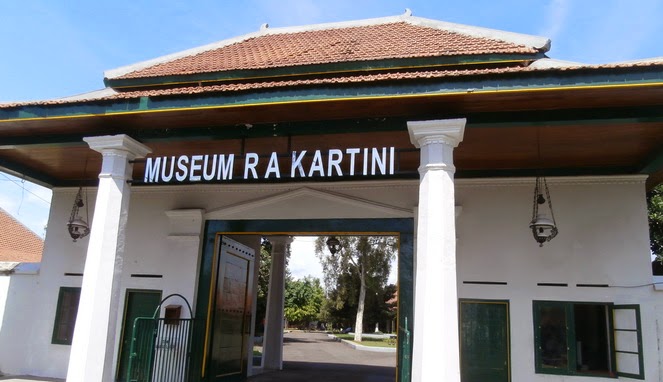 Museum RA Kartini via Rembangfokus.blogspotcom, 1. Pantai Karang Jahe, 2. Pantai Caruban, 3. Jembatan Merah Hutan Mangrove, 4. Dampo Awang Beach (Taman Rekreasi Pantai Kartini), 5. Alun – Alun Rembang, 6. Watu Congol Lasem, 7. Tiongkok Kecil Heritage Lasem, 8. Gunung Lasem, 9. Air Terjun Pasucen, 10. Watu Layar, 11. Pantai Nyamplung Indah, 12. Waduk Panohan, 13. Wisata Gunung Kajar, 14. Waduk Lodan (Embung Lodan), 15. Pantai Pasir Putih Wates, 16. Pantai Binangun, 17. Pantai Jati Sari, 18. Air Terjun Kali Mancur, 19. Air Terjun Kedung Grenjeng, 20. Gunung Argopuro Lasem, 21. Museum RA Kartini, 22. Wana Wisata Kartini Mantingan, 23. Klenteng Cu An Kiong Lasem, 24. Masjid Jami’ Lasem, 25. Wana Wisata Sumber Semen, 26. Lawang Ombo, 27. Vihara Ratanavana Arama, 28. Petilasan Sunan Bonang, 29. Taman Indah Pantai Balongan, 30. Masjid Agung Alun – Alun Rembang, 31. Situs Perahu Kuno Punjulharjo, 32. Pulau Gede Rembang, 33. Pulau Karang Gosong, 34. Rumah Pohon Igir Wringin, 35. Bukit Pencu Blora, 36. Juwana Water Fantasy