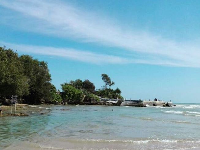 Pantai Badur via IG @khumairoelsyaf, 1. Gili Iyang, 2. Gili Labak, 3. Gili Genting, 4. Pulau Sapeken, 5. Pantai Lombang, 6. Pantai Ambuten, 7. Bukit Tinggi Daramista, 8. Bukit Kapur Kombang, 9. Pantai Slopeng, 10. Kepulauan Masalembu, 11. Pantai Sembilan, 12. Pulau Mamburit, 13. Taman Adipura Kota Sumenep, 14. Masjid Agung Sumenep, 15. Museum Keraton Sumenep, 16. Pantai Badur, 17. Air Terjun Durbugan, 18. Padang Lamun, Menyaksikan Pemandangan Unik dari Pulau Sapudi, 19. Pantai Ropet