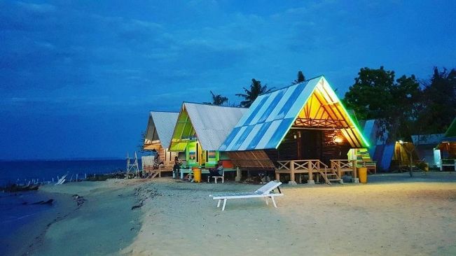 Pantai Sembilan via IG @kades_bringsang, 1. Gili Iyang, 2. Gili Labak, 3. Gili Genting, 4. Pulau Sapeken, 5. Pantai Lombang, 6. Pantai Ambuten, 7. Bukit Tinggi Daramista, 8. Bukit Kapur Kombang, 9. Pantai Slopeng, 10. Kepulauan Masalembu, 11. Pantai Sembilan, 12. Pulau Mamburit, 13. Taman Adipura Kota Sumenep, 14. Masjid Agung Sumenep, 15. Museum Keraton Sumenep, 16. Pantai Badur, 17. Air Terjun Durbugan, 18. Padang Lamun, Menyaksikan Pemandangan Unik dari Pulau Sapudi, 19. Pantai Ropet