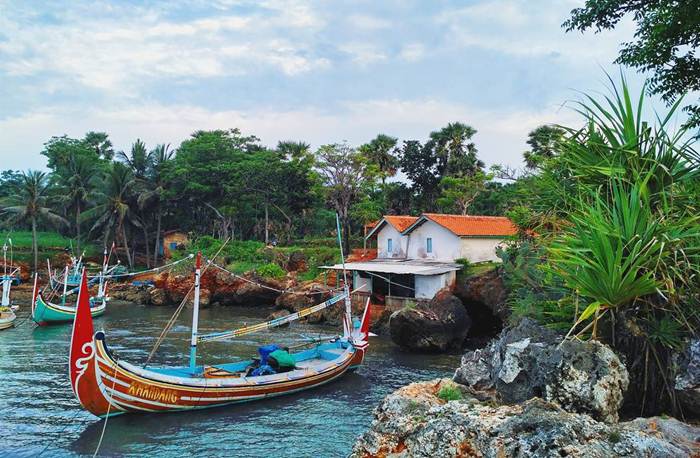 Pantai Ropet via IG @masdito_, 1. Gili Iyang, 2. Gili Labak, 3. Gili Genting, 4. Pulau Sapeken, 5. Pantai Lombang, 6. Pantai Ambuten, 7. Bukit Tinggi Daramista, 8. Bukit Kapur Kombang, 9. Pantai Slopeng, 10. Kepulauan Masalembu, 11. Pantai Sembilan, 12. Pulau Mamburit, 13. Taman Adipura Kota Sumenep, 14. Masjid Agung Sumenep, 15. Museum Keraton Sumenep, 16. Pantai Badur, 17. Air Terjun Durbugan, 18. Padang Lamun, Menyaksikan Pemandangan Unik dari Pulau Sapudi, 19. Pantai Ropet