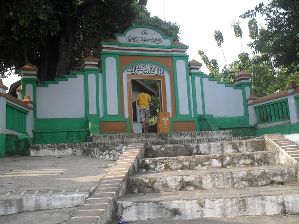 Petilasan Sunan Bonang via wikimedia-org, 1. Pantai Karang Jahe, 2. Pantai Caruban, 3. Jembatan Merah Hutan Mangrove, 4. Dampo Awang Beach (Taman Rekreasi Pantai Kartini), 5. Alun – Alun Rembang, 6. Watu Congol Lasem, 7. Tiongkok Kecil Heritage Lasem, 8. Gunung Lasem, 9. Air Terjun Pasucen, 10. Watu Layar, 11. Pantai Nyamplung Indah, 12. Waduk Panohan, 13. Wisata Gunung Kajar, 14. Waduk Lodan (Embung Lodan), 15. Pantai Pasir Putih Wates, 16. Pantai Binangun, 17. Pantai Jati Sari, 18. Air Terjun Kali Mancur, 19. Air Terjun Kedung Grenjeng, 20. Gunung Argopuro Lasem, 21. Museum RA Kartini, 22. Wana Wisata Kartini Mantingan, 23. Klenteng Cu An Kiong Lasem, 24. Masjid Jami’ Lasem, 25. Wana Wisata Sumber Semen, 26. Lawang Ombo, 27. Vihara Ratanavana Arama, 28. Petilasan Sunan Bonang, 29. Taman Indah Pantai Balongan, 30. Masjid Agung Alun – Alun Rembang, 31. Situs Perahu Kuno Punjulharjo, 32. Pulau Gede Rembang, 33. Pulau Karang Gosong, 34. Rumah Pohon Igir Wringin, 35. Bukit Pencu Blora, 36. Juwana Water Fantasy