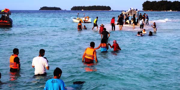 Pulau Karang Gosong via Inilah, 1. Pantai Karang Jahe, 2. Pantai Caruban, 3. Jembatan Merah Hutan Mangrove, 4. Dampo Awang Beach (Taman Rekreasi Pantai Kartini), 5. Alun – Alun Rembang, 6. Watu Congol Lasem, 7. Tiongkok Kecil Heritage Lasem, 8. Gunung Lasem, 9. Air Terjun Pasucen, 10. Watu Layar, 11. Pantai Nyamplung Indah, 12. Waduk Panohan, 13. Wisata Gunung Kajar, 14. Waduk Lodan (Embung Lodan), 15. Pantai Pasir Putih Wates, 16. Pantai Binangun, 17. Pantai Jati Sari, 18. Air Terjun Kali Mancur, 19. Air Terjun Kedung Grenjeng, 20. Gunung Argopuro Lasem, 21. Museum RA Kartini, 22. Wana Wisata Kartini Mantingan, 23. Klenteng Cu An Kiong Lasem, 24. Masjid Jami’ Lasem, 25. Wana Wisata Sumber Semen, 26. Lawang Ombo, 27. Vihara Ratanavana Arama, 28. Petilasan Sunan Bonang, 29. Taman Indah Pantai Balongan, 30. Masjid Agung Alun – Alun Rembang, 31. Situs Perahu Kuno Punjulharjo, 32. Pulau Gede Rembang, 33. Pulau Karang Gosong, 34. Rumah Pohon Igir Wringin, 35. Bukit Pencu Blora, 36. Juwana Water Fantasy