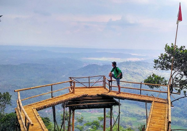 Rumah Pohon Igir Wringin via ngadem, 1. Pantai Karang Jahe, 2. Pantai Caruban, 3. Jembatan Merah Hutan Mangrove, 4. Dampo Awang Beach (Taman Rekreasi Pantai Kartini), 5. Alun – Alun Rembang, 6. Watu Congol Lasem, 7. Tiongkok Kecil Heritage Lasem, 8. Gunung Lasem, 9. Air Terjun Pasucen, 10. Watu Layar, 11. Pantai Nyamplung Indah, 12. Waduk Panohan, 13. Wisata Gunung Kajar, 14. Waduk Lodan (Embung Lodan), 15. Pantai Pasir Putih Wates, 16. Pantai Binangun, 17. Pantai Jati Sari, 18. Air Terjun Kali Mancur, 19. Air Terjun Kedung Grenjeng, 20. Gunung Argopuro Lasem, 21. Museum RA Kartini, 22. Wana Wisata Kartini Mantingan, 23. Klenteng Cu An Kiong Lasem, 24. Masjid Jami’ Lasem, 25. Wana Wisata Sumber Semen, 26. Lawang Ombo, 27. Vihara Ratanavana Arama, 28. Petilasan Sunan Bonang, 29. Taman Indah Pantai Balongan, 30. Masjid Agung Alun – Alun Rembang, 31. Situs Perahu Kuno Punjulharjo, 32. Pulau Gede Rembang, 33. Pulau Karang Gosong, 34. Rumah Pohon Igir Wringin, 35. Bukit Pencu Blora, 36. Juwana Water Fantasy