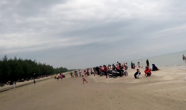 Taman Indah Pantai Balongan via Youtube, 1. Pantai Karang Jahe, 2. Pantai Caruban, 3. Jembatan Merah Hutan Mangrove, 4. Dampo Awang Beach (Taman Rekreasi Pantai Kartini), 5. Alun – Alun Rembang, 6. Watu Congol Lasem, 7. Tiongkok Kecil Heritage Lasem, 8. Gunung Lasem, 9. Air Terjun Pasucen, 10. Watu Layar, 11. Pantai Nyamplung Indah, 12. Waduk Panohan, 13. Wisata Gunung Kajar, 14. Waduk Lodan (Embung Lodan), 15. Pantai Pasir Putih Wates, 16. Pantai Binangun, 17. Pantai Jati Sari, 18. Air Terjun Kali Mancur, 19. Air Terjun Kedung Grenjeng, 20. Gunung Argopuro Lasem, 21. Museum RA Kartini, 22. Wana Wisata Kartini Mantingan, 23. Klenteng Cu An Kiong Lasem, 24. Masjid Jami’ Lasem, 25. Wana Wisata Sumber Semen, 26. Lawang Ombo, 27. Vihara Ratanavana Arama, 28. Petilasan Sunan Bonang, 29. Taman Indah Pantai Balongan, 30. Masjid Agung Alun – Alun Rembang, 31. Situs Perahu Kuno Punjulharjo, 32. Pulau Gede Rembang, 33. Pulau Karang Gosong, 34. Rumah Pohon Igir Wringin, 35. Bukit Pencu Blora, 36. Juwana Water Fantasy