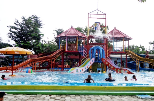 Taman Sarbini Water Splash Blora via Infoblora, 1. Goa Terawang, 2. Goa Sentono, 3. Museum Mahameru, 4. Replika Fosil Gajah Purba Blora, 5. Keraton Jipang, 6. Monumen Arjuna Wiwaha Cepu, 7. Taman Mustika, 8. Gua Maria Sendang Harjo, 9. Purwo Suci, 10. Grojogan Bengawan Solo, 11. Wisata Relief Jembatan Merah, 12. Gunung Puteh Guo Telo, 13. KDR Park Kundungan, 14. Embung Plered, 15. Gunung Cengklik, 16. Waduk Tempuran, 17. Kampoeng Bluron, 18. Taman Seribu Lampu Cepu, 19. Trainz Loco Tour, 20. Wana Wisata Kedung Pupur, 21. Wisata Cemoro 7, 22. Gubug Payung, 23. Gunung Manggir Blora, 24. Air Terjun Kedung Mansur, 25. Oro – Oro Kesongo, 26. Kilometer 0 Cepu, 27. Bukit Kemuning Blora, 28. Kedung Londo, 29. Alun – Alun Blora, 30. Wisata Keluarga Pemandian Sayuran, 31. Kampung Gojekan, 32. Wanawisata Wanirupo, 33. Waduk Bentolo, 34. Waduk Greneng, 35. Taman Sarbini Water Splash Blora, 36. Bukit Janjang Blora, 37. Monumen Hutan Jati Alam Blora, 38. Agrowisata Temanjang, 39. Taman Budaya dan Seni Tirtonadi, 40. Gunung Pencu, 41. Embung Keruk, 42. Tugu Pancasila Blora