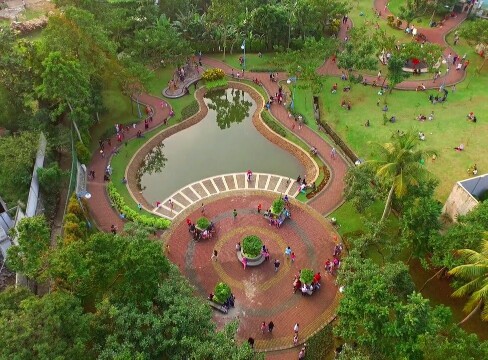 Taman Spathodea, 1. Tebet Eco Park, 2. Taman Lapangan Banteng, 3. Taman Suropati, 4. Taman Menteng , 5. Hutan Kota Srengseng, 6. Taman Kalijodo , 7. Taman Tabebuya , 8. Taman Cattleya , 9. Taman Hutan Kota Penjaringan, 10. Taman Spathodea , 11. Taman Situ Lembang , 12. Taman Ayodia – Barito , 13. Taman Tangkuban Perahu, 14. Taman Langsat , 15. Taman Prasasti, 16. Taman Waduk Pluit , 17. Taman Tribeca , 18. Taman Mataram , 19. Taman Ria Rio , 20. Taman Puring, 21. Taman Cornel Simanjuntak, 22. Taman Dadap Merah, 23. Taman Kelapa