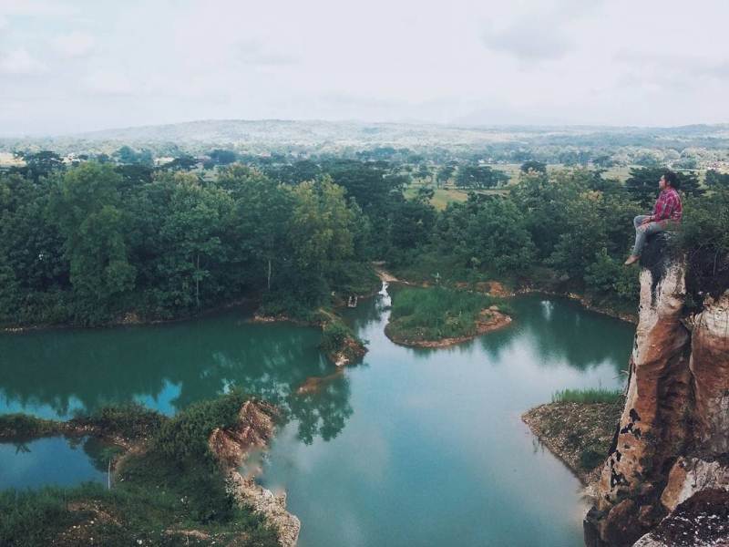Telaga Biru Nan Indah via IG @masrang, 1. Dunia Air Pandawa , 2. Gunung Sepikul , 3. Royal Water Adventure , 4. Alun – Alun Satya Negara Sukoharjo , 5. Kolam Renang Kora Kora, 6. Waduk Mulur , 7. Umbul Pecinan Batu Seribu , 8. Wisata Alam Batu Seribu, 9. Telaga Claket , 10. Taman Pakujoyo, 11. Gunung Pegat, 12. Taman Wijaya Kusuma, 13. Embung Pengantin, 14. Kidoland, 15. Curug Krajan  , 16. Spot Keren Dam Colo , 17. Telaga Biru Semin Nan Indah , 18. Gunung Taruwongso, 19. Petilasan Kraton Pajang , 20. WE LAND SUNRISE VIEW n GEOPARK, 21. Sendang Semurup, 22. Wisata Pleret, 23. Pura Sahasra Adhi Pura , 24. Pemandian Air Hangat Langenharjo 