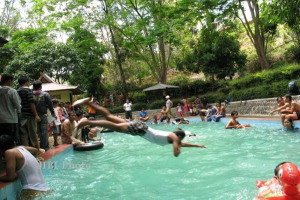 Umbul Pecinan Batu Seribu via Solopos, 1. Dunia Air Pandawa , 2. Gunung Sepikul , 3. Royal Water Adventure , 4. Alun – Alun Satya Negara Sukoharjo , 5. Kolam Renang Kora Kora, 6. Waduk Mulur , 7. Umbul Pecinan Batu Seribu , 8. Wisata Alam Batu Seribu, 9. Telaga Claket , 10. Taman Pakujoyo, 11. Gunung Pegat, 12. Taman Wijaya Kusuma, 13. Embung Pengantin, 14. Kidoland, 15. Curug Krajan  , 16. Spot Keren Dam Colo , 17. Telaga Biru Semin Nan Indah , 18. Gunung Taruwongso, 19. Petilasan Kraton Pajang , 20. WE LAND SUNRISE VIEW n GEOPARK, 21. Sendang Semurup, 22. Wisata Pleret, 23. Pura Sahasra Adhi Pura , 24. Pemandian Air Hangat Langenharjo 